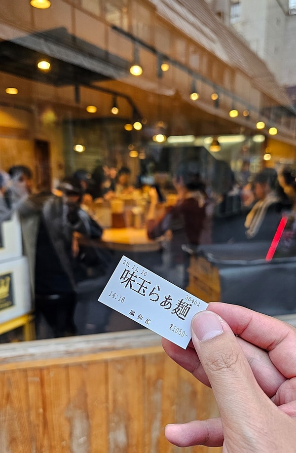 鳳仙花拉麵｜日本東京新宿美食食記｜歌舞伎町人氣高分排隊美食，金目鯛口味非常特別，湯頭喝起來鮮甜優雅不鹹，有清湯白湯及沾麵三種選擇，非常好吃大推薦