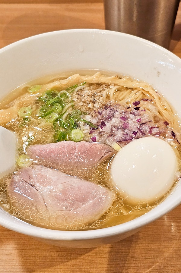 鳳仙花拉麵｜日本東京新宿美食食記｜歌舞伎町人氣高分排隊美食，金目鯛口味非常特別，湯頭喝起來鮮甜優雅不鹹，有清湯白湯及沾麵三種選擇，非常好吃大推薦