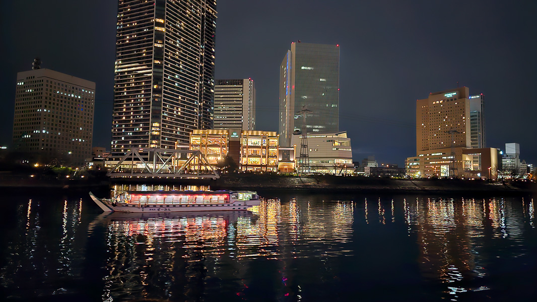 SHINY VIEW 橫濱夜景巡遊|日本橫濱景點遊記|碼頭運河公園觀光船,夜遊橫濱港,摩天輪、紅磚倉庫、大棧橋、海洋塔、海灣大橋盡收眼底 - 第17張圖