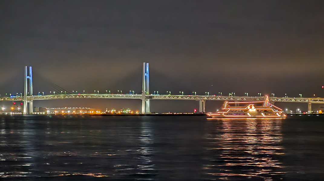 SHINY VIEW 橫濱夜景巡遊|日本橫濱景點遊記|碼頭運河公園觀光船,夜遊橫濱港,摩天輪、紅磚倉庫、大棧橋、海洋塔、海灣大橋盡收眼底 - 第12張圖
