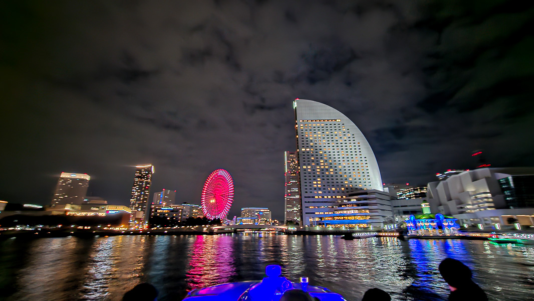 SHINY VIEW 橫濱夜景巡遊|日本橫濱景點遊記|碼頭運河公園觀光船,夜遊橫濱港,摩天輪、紅磚倉庫、大棧橋、海洋塔、海灣大橋盡收眼底 - 第7張圖
