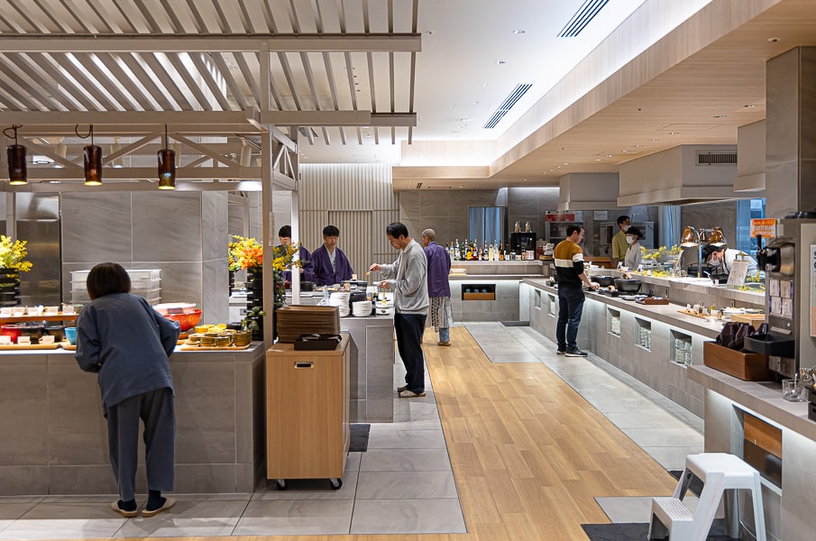 【日本箱根】蘆之湖花織旅館|休閒雙床露天浴池房一泊二食自助BUFFET晚餐早餐,溫泉旅館住宿推薦 - 第76張圖