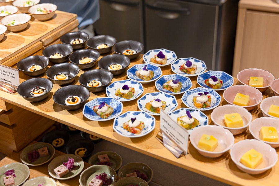 【日本箱根】蘆之湖花織旅館|休閒雙床露天浴池房一泊二食自助BUFFET晚餐早餐,溫泉旅館住宿推薦 - 第80張圖