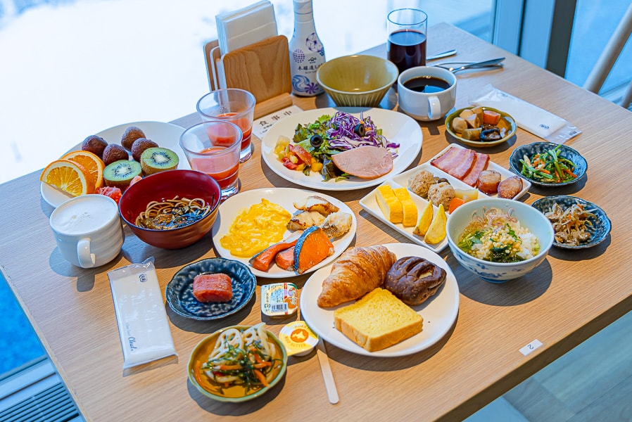 【日本箱根】蘆之湖花織旅館|休閒雙床露天浴池房一泊二食自助BUFFET晚餐早餐,溫泉旅館住宿推薦 - 第77張圖