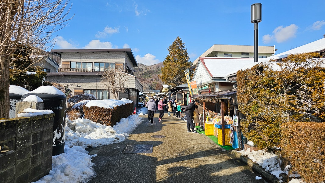 【日本山梨】忍野八海|富士山融雪湧泉池景,觀光客知名景點推薦 - 第1張圖