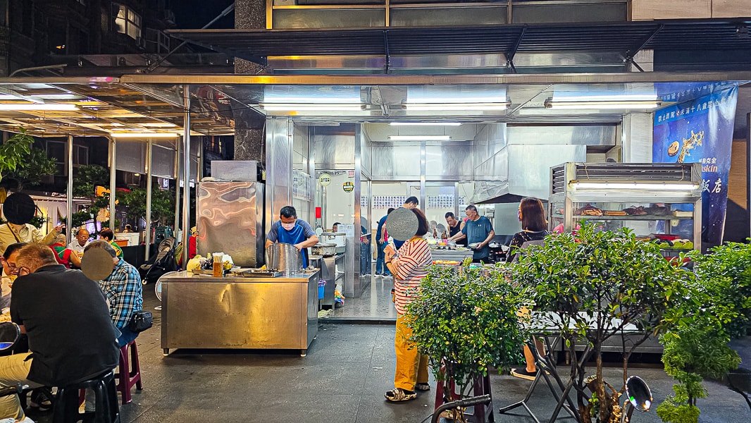 【台北中山】吳師大眾飯店|六條通內極為平價又好吃的台式熱炒,推薦麻油腰子、炒牛肉、炒三鮮及蚵仔湯 - 第2張圖