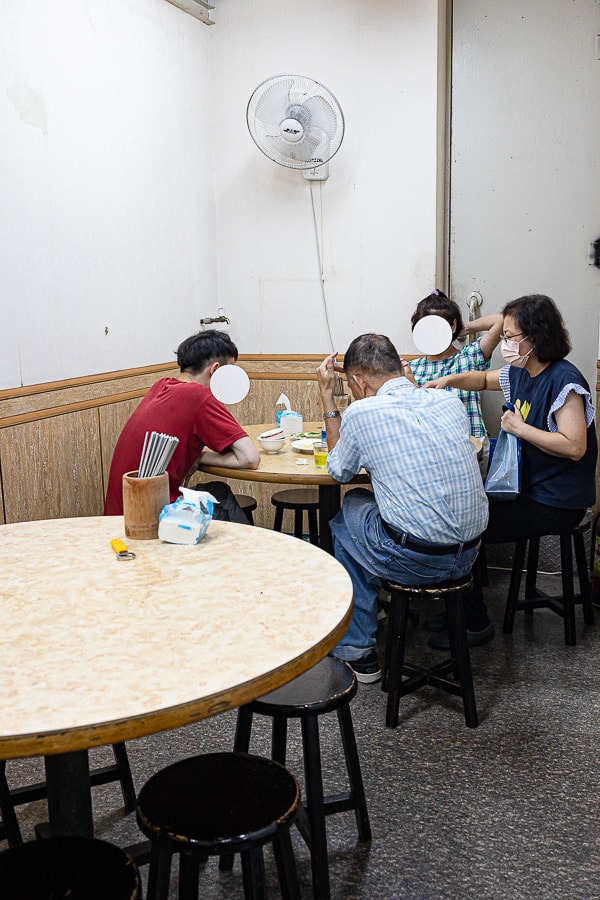 【台北中山】吳師大眾飯店|六條通內極為平價又好吃的台式熱炒,推薦麻油腰子、炒牛肉、炒三鮮及蚵仔湯 - 第6張圖
