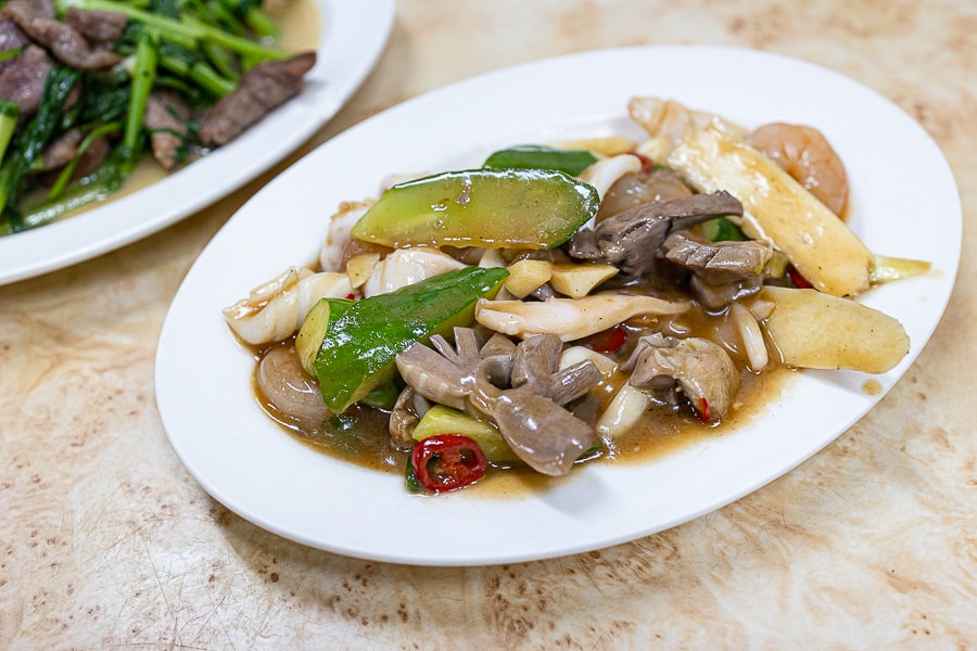 【台北中山】吳師大眾飯店|六條通內極為平價又好吃的台式熱炒,推薦麻油腰子、炒牛肉、炒三鮮及蚵仔湯 - 第11張圖
