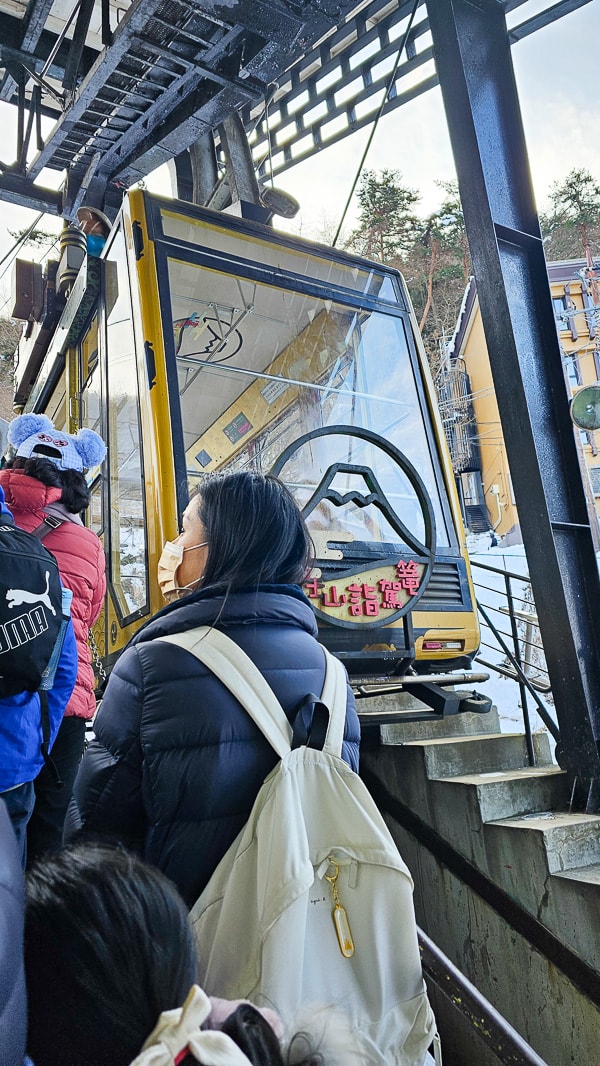 【日本山梨】河口湖 富士山纜車|觀光客必去推薦天上山公園,景色超美還有網美盪鞦韆拍美照 - 第10張圖