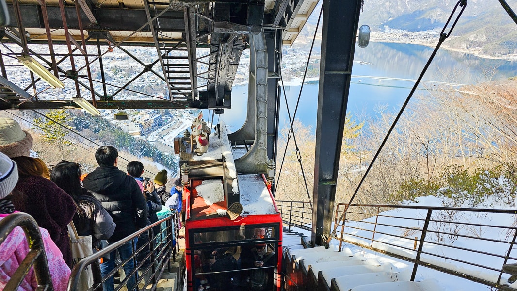 【日本山梨】河口湖 富士山纜車|觀光客必去推薦天上山公園,景色超美還有網美盪鞦韆拍美照 - 第46張圖
