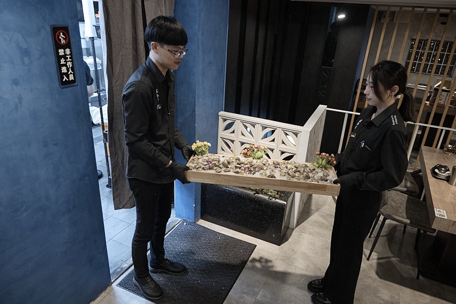 【台北松山】深紅汕頭鍋物台北民權店|牛奶貝吃到飽浮誇系海鮮火鍋限定活動,黃金花膠雞湯及火燒麻辣鍋湯底推薦 - 第2張圖