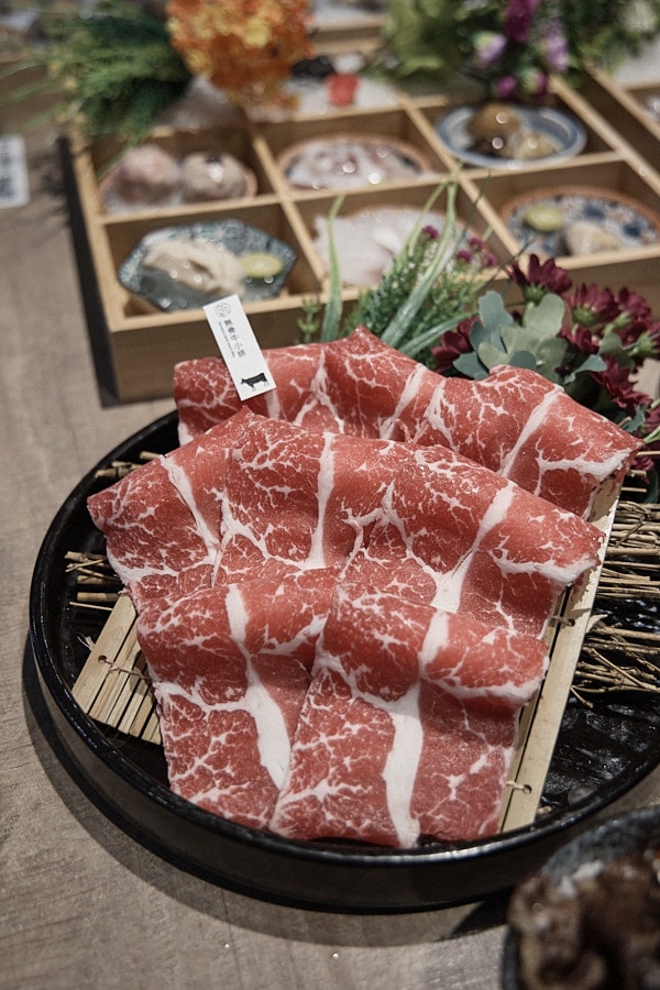 【台北松山】深紅汕頭鍋物台北民權店|牛奶貝吃到飽浮誇系海鮮火鍋限定活動,黃金花膠雞湯及火燒麻辣鍋湯底推薦 - 第24張圖