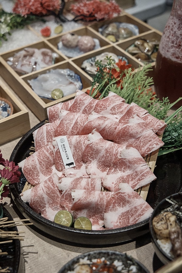 【台北松山】深紅汕頭鍋物台北民權店|牛奶貝吃到飽浮誇系海鮮火鍋限定活動,黃金花膠雞湯及火燒麻辣鍋湯底推薦 - 第27張圖