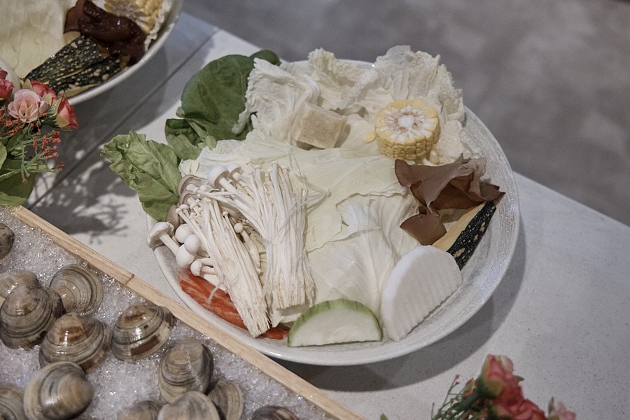 【台北松山】深紅汕頭鍋物台北民權店|牛奶貝吃到飽浮誇系海鮮火鍋限定活動,黃金花膠雞湯及火燒麻辣鍋湯底推薦 - 第33張圖