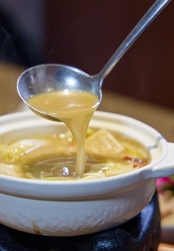 【台北中山】星曜雞湯|全雞熬煮金黃雞湯火鍋,台北特色鍋物必吃推薦,每月主題日超HIGH,新推出商業午餐個人獨享鍋雞湯 - 第15張圖