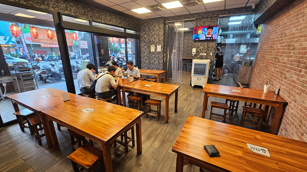 【台中西屯】鹿港洪爌肉飯 (逢甲店)|河南路上爌肉飯,滷雞腿飯也不錯 - 第2張圖