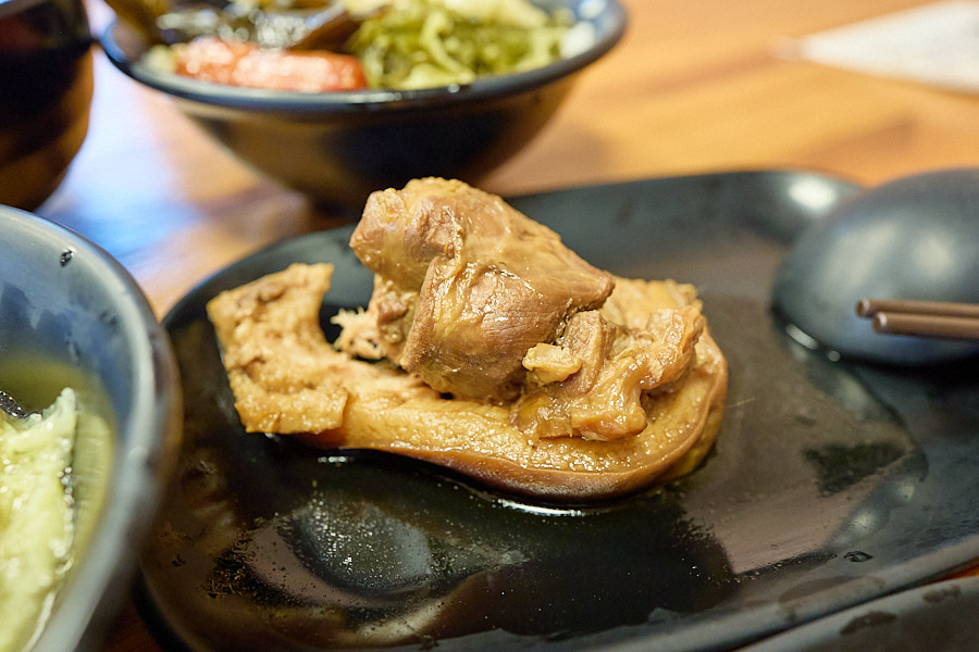 【台中西屯】鹿港洪爌肉飯 (逢甲店)|河南路上爌肉飯,滷雞腿飯也不錯 - 第9張圖