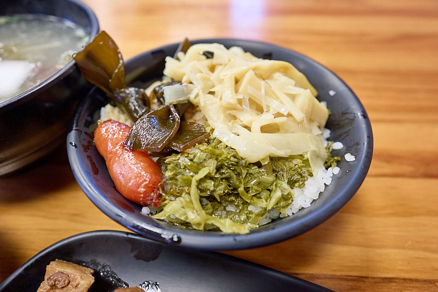 【台中西屯】鹿港洪爌肉飯 (逢甲店)|河南路上爌肉飯,滷雞腿飯也不錯 - 第11張圖