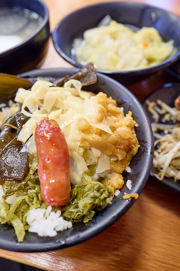 【台中西屯】鹿港洪爌肉飯 (逢甲店)|河南路上爌肉飯,滷雞腿飯也不錯 - 第12張圖