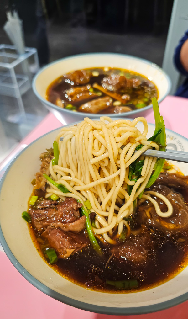 【台北南港】樂初 Le Chu Beef Noodles|昆陽站巷弄裡新開幕紅燒原汁牛肉麵,風格可愛溫馨 - 第14張圖
