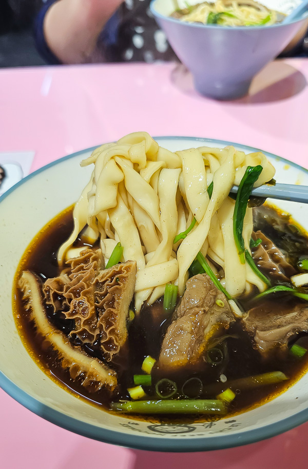 【台北南港】樂初 Le Chu Beef Noodles|昆陽站巷弄裡新開幕紅燒原汁牛肉麵,風格可愛溫馨 - 第15張圖