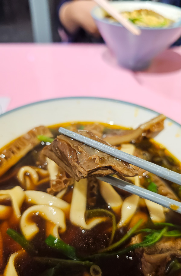 【台北南港】樂初 Le Chu Beef Noodles|昆陽站巷弄裡新開幕紅燒原汁牛肉麵,風格可愛溫馨 - 第12張圖