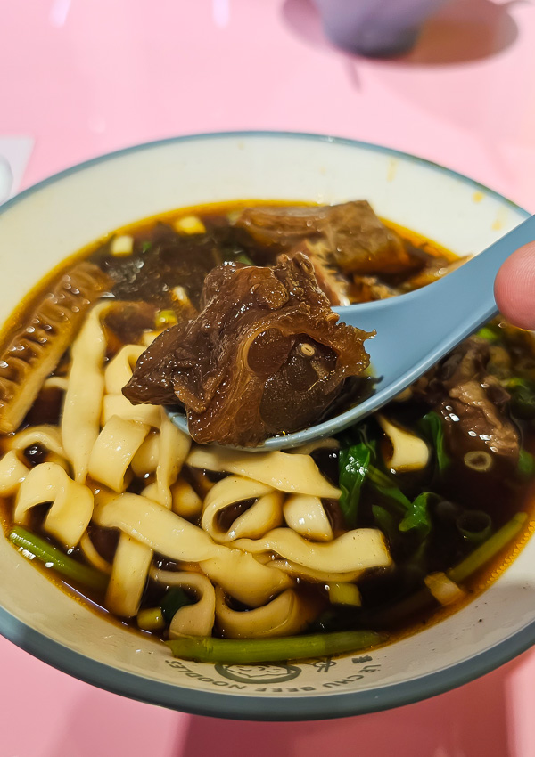 【台北南港】樂初 Le Chu Beef Noodles|昆陽站巷弄裡新開幕紅燒原汁牛肉麵,風格可愛溫馨 - 第11張圖