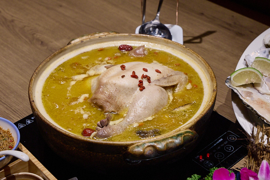 【台北中山】星曜雞湯|全雞金黃雞湯火鍋,台北特色鍋物必吃推薦,每月主題日超HIGH,新菜色秋蟹肥美嗆蟹特別,另有商業午餐套餐 - 第8張圖