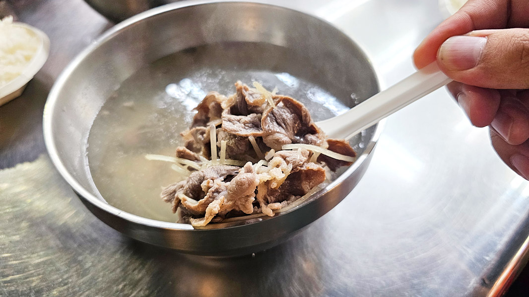 【新北三重】汪派沙茶羊肉-三重分店｜三和夜市美食推薦，麻辣羊肉、青菜炒羊肉都是白飯殺手，也有羊肉湯