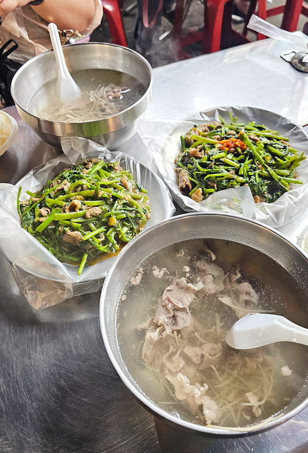 【新北三重】汪派沙茶羊肉-三重分店｜三和夜市美食推薦，麻辣羊肉、青菜炒羊肉都是白飯殺手，也有羊肉湯