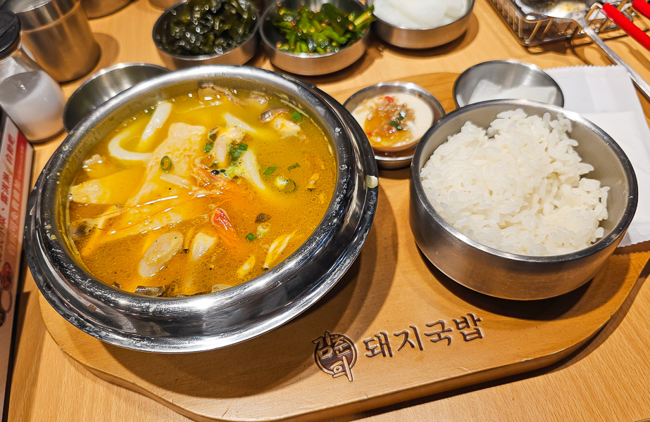 【台北南港】金春喜韓廚Citylink南港店｜南港車站CITYLINK新開幕韓式料理豬肉湯飯，小菜白飯吃到飽相當推薦