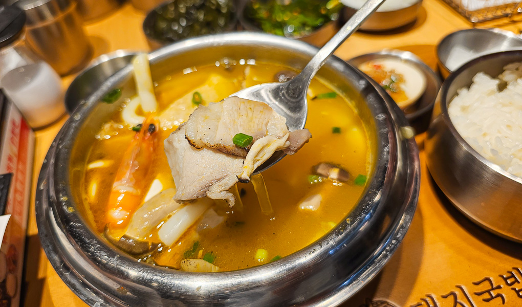 【台北南港】金春喜韓廚Citylink南港店｜南港車站CITYLINK新開幕韓式料理豬肉湯飯，小菜白飯吃到飽相當推薦