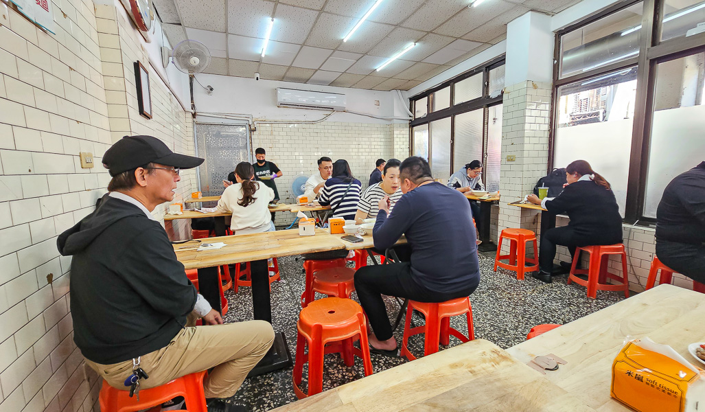 【台中北屯】老向的店|捷運文心崇德站北平商圈人氣美食,炒飯香、蛤蜊湯頭讚,好吃推薦在地美食 - 第2張圖 【台中北屯】老向的店|捷運文心崇德站北平商圈人氣美食,炒飯香、蛤蜊湯頭讚,好吃推薦在地美食