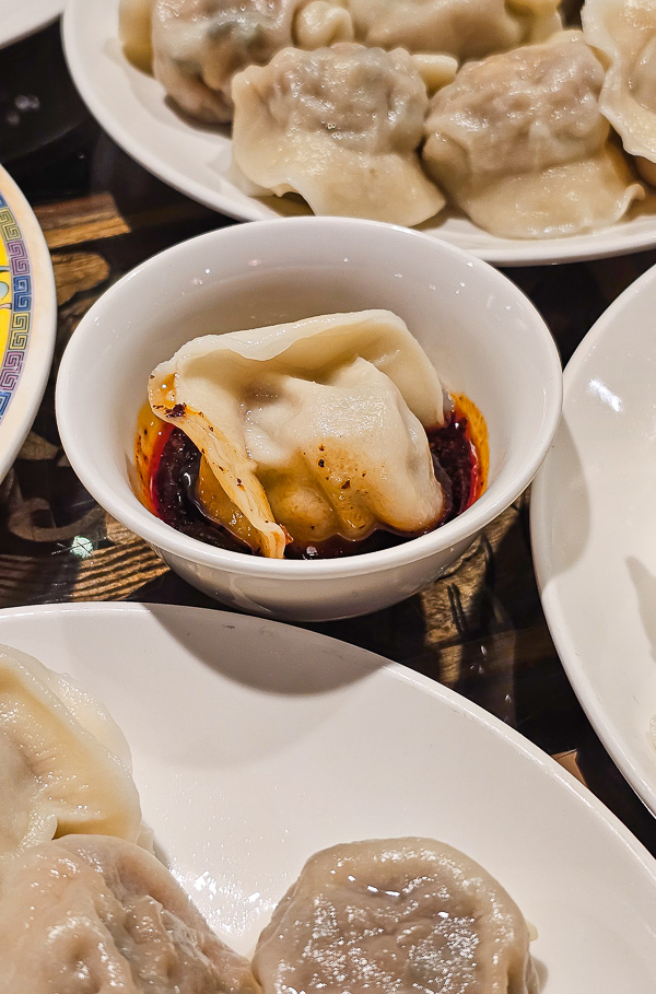 【台北南港】餡老滿南港旗艦店｜餃子個頭大口味特別，宮庭菜和特色中式熱炒，尾牙春酒家庭聚會聚餐好停車推薦