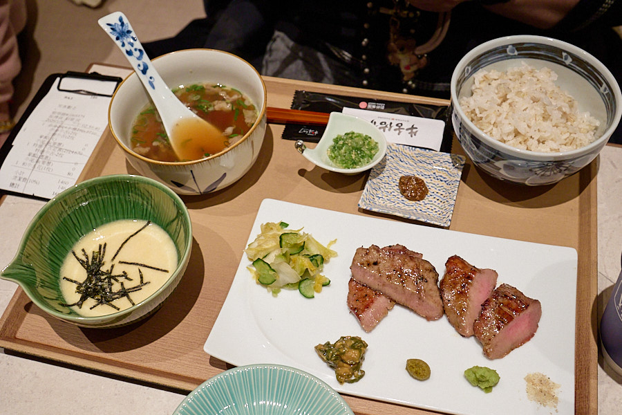 【台北信義】牛舌佑介 台北時代店｜乾杯集團 炭火燒牛舌定食品牌，三種牛舌多汁好吃CP值跟日本吃到的差不多