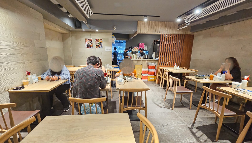 【台北信義】老哥（雞肉飯·乾拌麵）｜國父紀念館站、大巨蛋、松菸園區，下午不休息的平價小吃推薦選擇