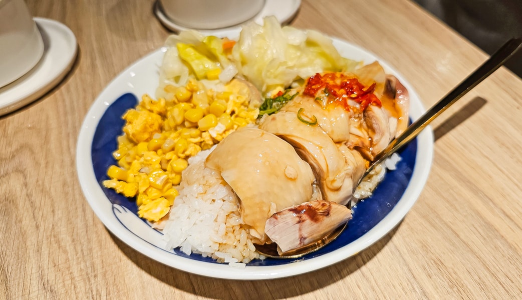 【台北信義】老哥（雞肉飯·乾拌麵）｜國父紀念館站、大巨蛋、松菸園區，下午不休息的平價小吃推薦選擇