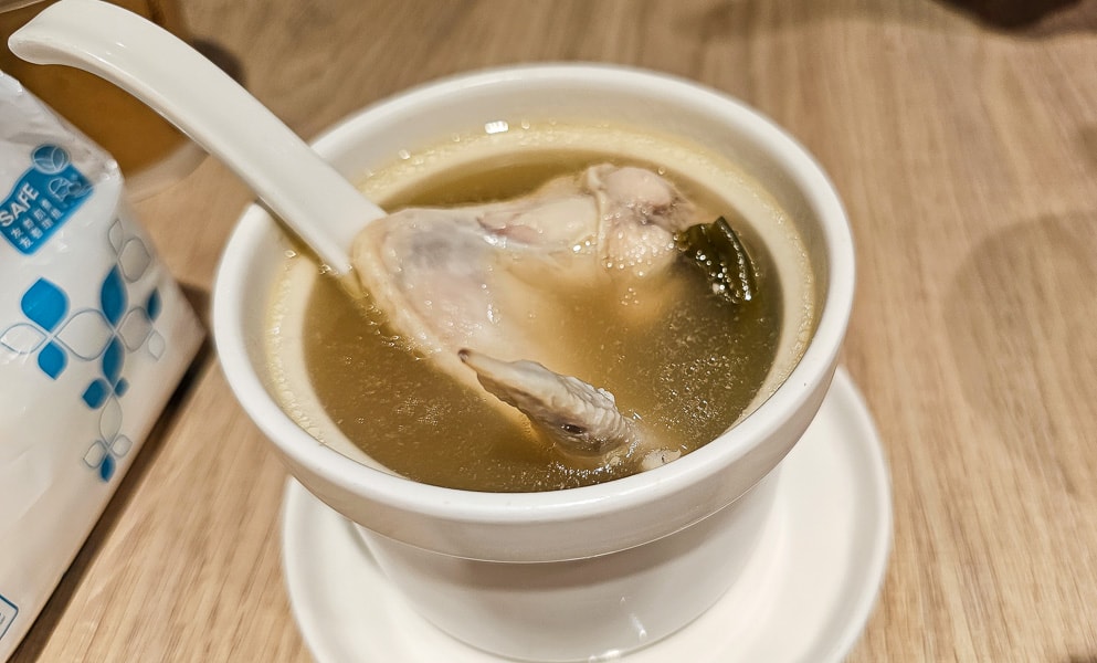 【台北信義】老哥（雞肉飯·乾拌麵）｜國父紀念館站、大巨蛋、松菸園區，下午不休息的平價小吃推薦選擇