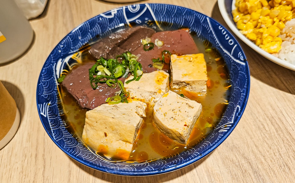 【台北信義】老哥（雞肉飯·乾拌麵）｜國父紀念館站、大巨蛋、松菸園區，下午不休息的平價小吃推薦選擇