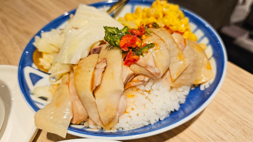 【台北信義】老哥（雞肉飯·乾拌麵）｜國父紀念館站、大巨蛋、松菸園區，下午不休息的平價小吃推薦選擇