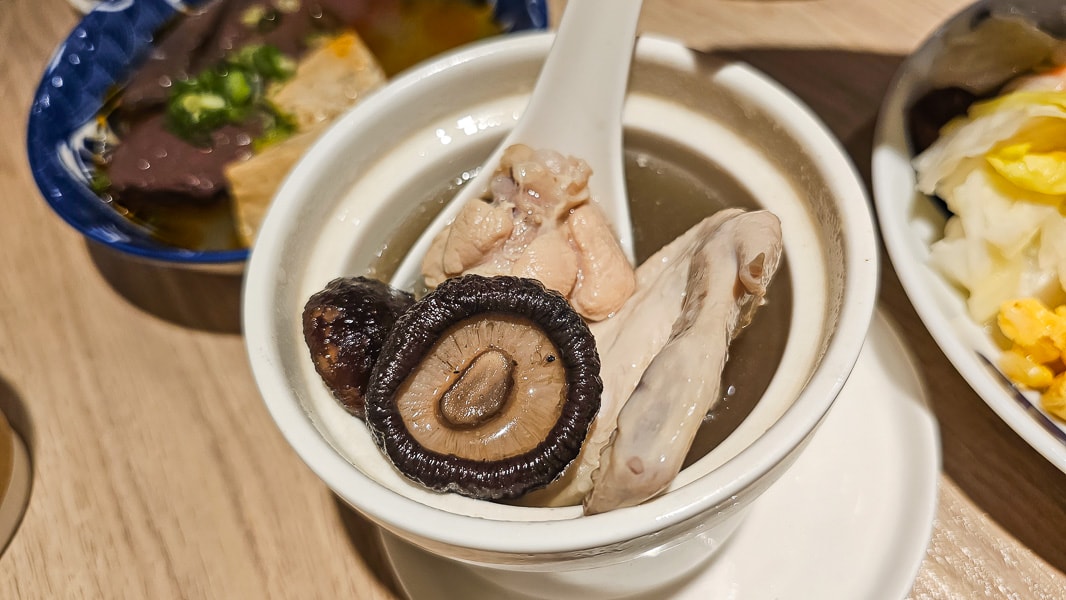 【台北信義】老哥（雞肉飯·乾拌麵）｜國父紀念館站、大巨蛋、松菸園區，下午不休息的平價小吃推薦選擇