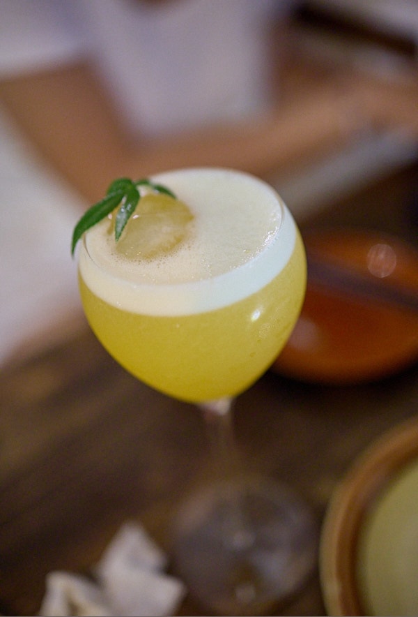 【台中北區】吾曹Wowcao串燒小酌自然酒吧｜巷弄裡的創意料理居酒屋，有許多特色飲品二樓氣氛佳，推薦烏魚子炒飯