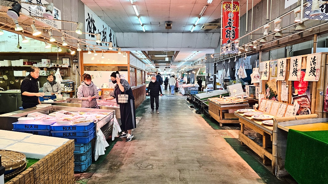【日本大阪】泉佐野漁協青空市場|在地人漁市場實現海鮮自由,一樓買完二樓炭烤BBQ,自駕行程推薦美食 - 第2張圖 【日本大阪】泉佐野漁協青空市場|在地人漁市場實現海鮮自由,一樓買完二樓炭烤BBQ,自駕行程推薦美食