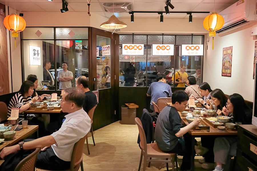 【台北松山】富善雞湯麵舖松山光復店｜人氣排隊美食推薦金黃雞湯，內用豆花冰淇淋飲料吃到飽，中和三重萬華也吃得到