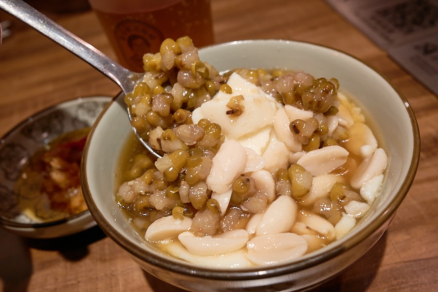 【台北松山】富善雞湯麵舖松山光復店｜人氣排隊美食推薦金黃雞湯，內用豆花冰淇淋飲料吃到飽，中和三重萬華也吃得到