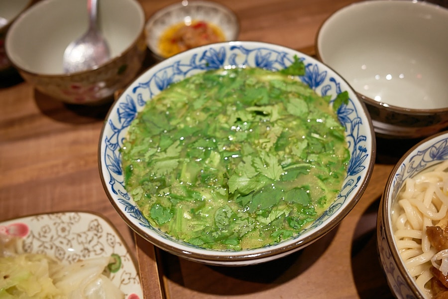 【台北松山】富善雞湯麵舖松山光復店｜人氣排隊美食推薦金黃雞湯，內用豆花冰淇淋飲料吃到飽，中和三重萬華也吃得到
