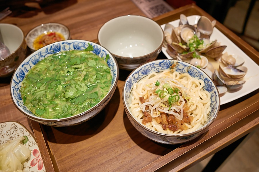 【台北松山】富善雞湯麵舖松山光復店｜人氣排隊美食推薦金黃雞湯，內用豆花冰淇淋飲料吃到飽，中和三重萬華也吃得到