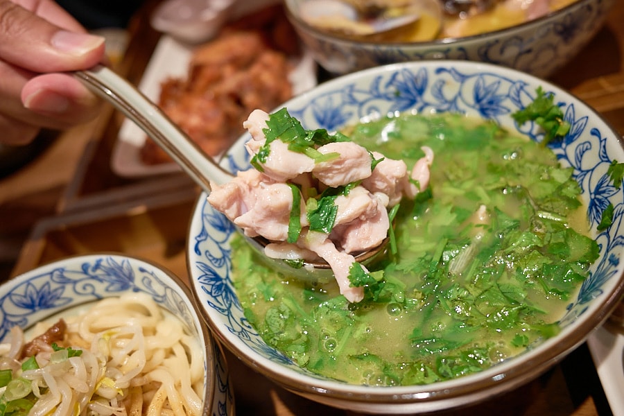 【台北松山】富善雞湯麵舖松山光復店｜人氣排隊美食推薦金黃雞湯，內用豆花冰淇淋飲料吃到飽，中和三重萬華也吃得到