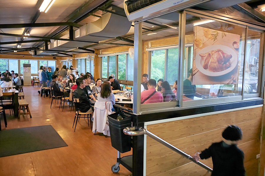 【台北士林】松竹園｜陽明山上土雞城，米其林必比登推薦美食，白斬雞必點，鹹豬肉推薦，開車停車方便