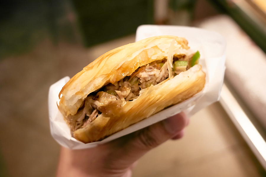 【台北松山】多多肉肉夾饃｜陝西小吃饒河夜市也吃得到，外皮酥脆肉餡多汁好吃推薦
